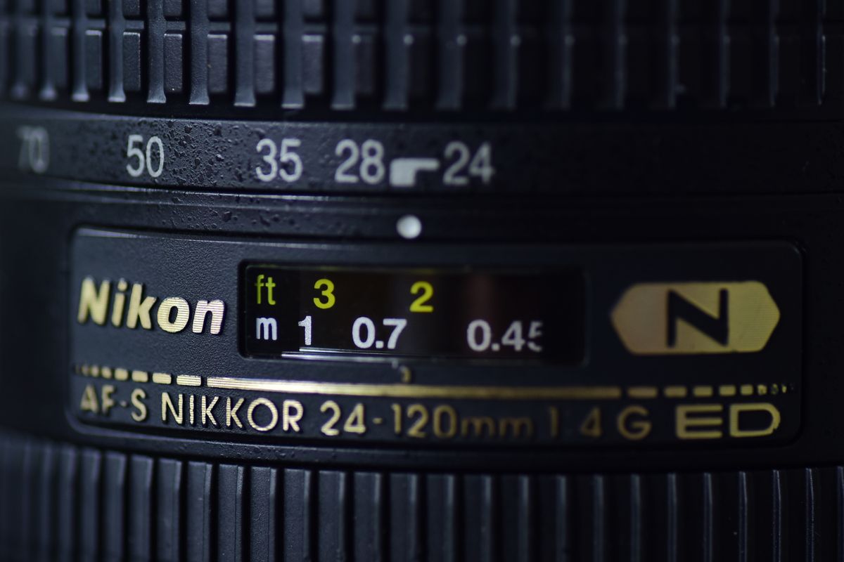 Makrofotografia pierścienia obiektywu ze skalą odległości i liczbą przysłony