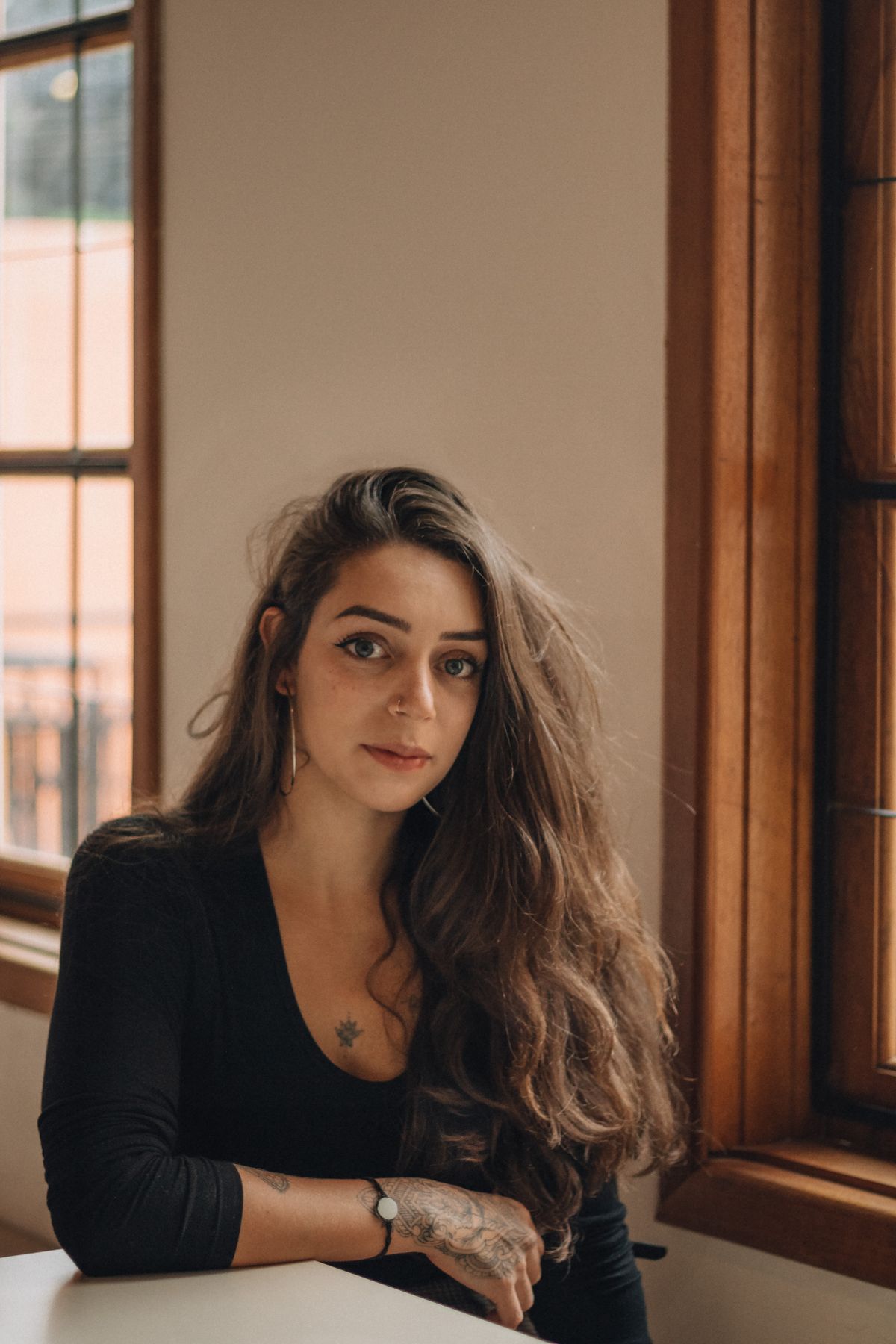 Portret kobiety przy drewnianym oknie, miękkie boczne światło dzienne