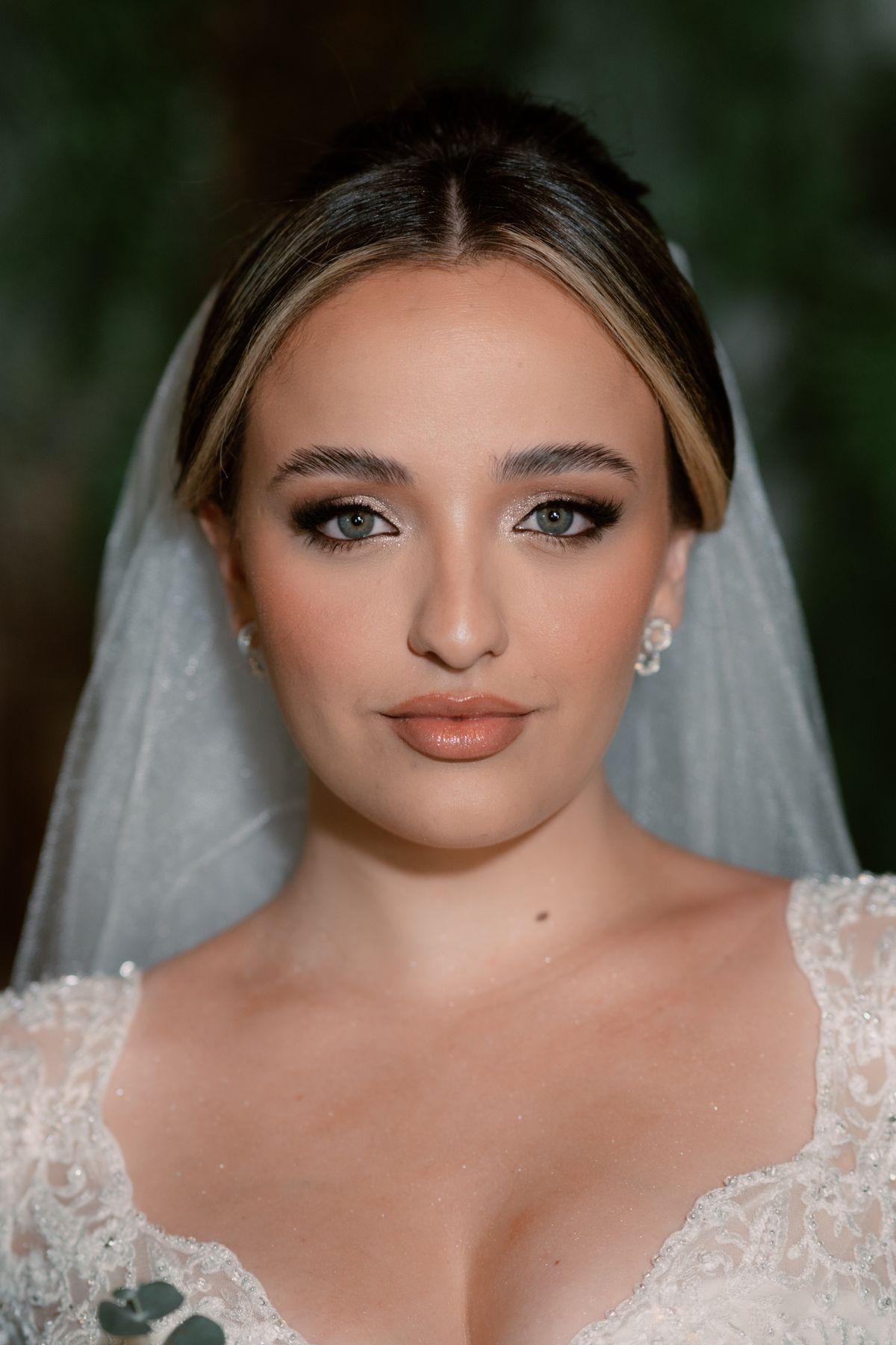 Portret panny młodej w welonie na ciemnym tle