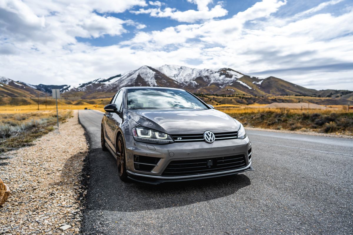 Szary Volkswagen Golf R zaparkowany na górskiej drodze