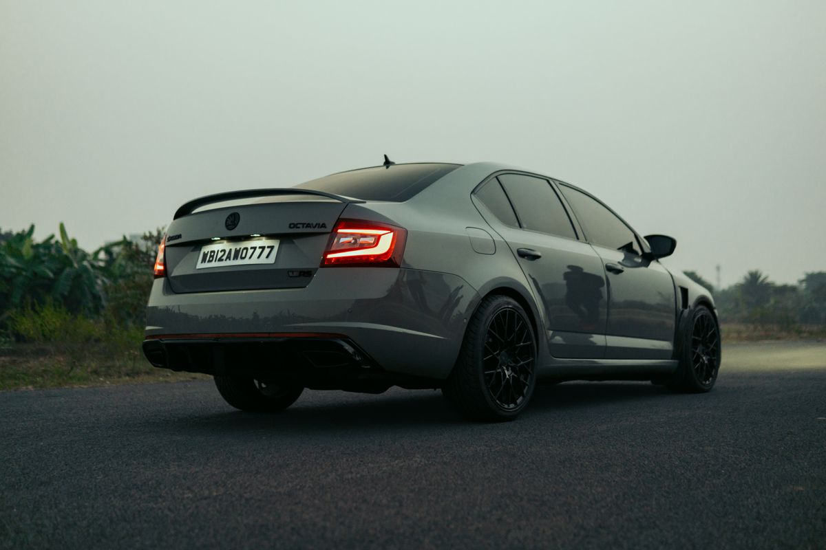 Szara Škoda Octavia RS z czarnymi felgami, ujęcie z tyłu na placu komisu