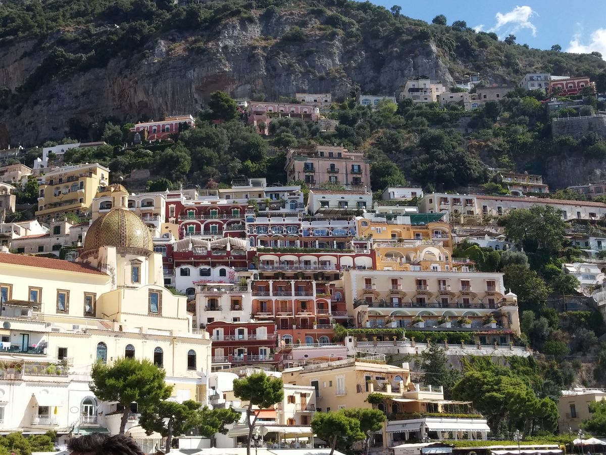 Kolorowe domy Positano wpięte w klif nad morzem